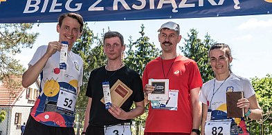 Z książką pod pachą i potem na czole. Tak biegają na UMK! [FOTO]-67778