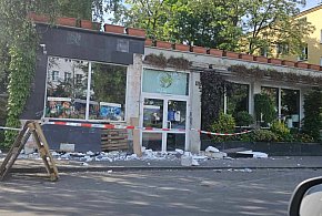 Wypadek w centrum Torunia. Kierowca BMW uderzył w kwiaciarnię i zniknął-67843