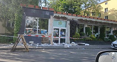 Wypadek w centrum Torunia. Kierowca BMW uderzył w kwiaciarnię i zniknął-67843