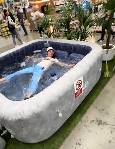 Skandal czy show? Film z "testu" jacuzzi w Castoramie hitem sieci-67863