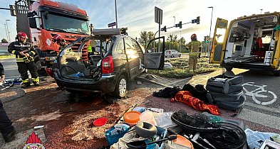 Dramat na skrzyżowaniu. Ciężarówka staranowała osobówkę. Policja ujawnia...-67930