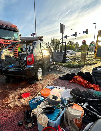 Dramat na skrzyżowaniu. Ciężarówka staranowała osobówkę. Policja ujawnia...-67930