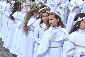 Uroczysty dzień na Skarpie. Dzieci przyjęły Pierwszą Komunię Świętą [FOTO]-67943