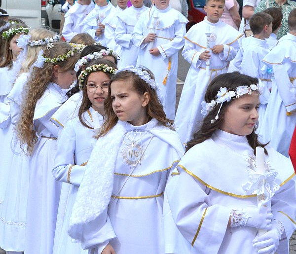 Uroczysty dzień na Skarpie. Dzieci przyjęły Pierwszą Komunię Świętą [FOTO]-67943