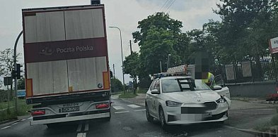 Skasowane auto, zniszczona latarnia. Spore utrudnienia w Toruniu-68014