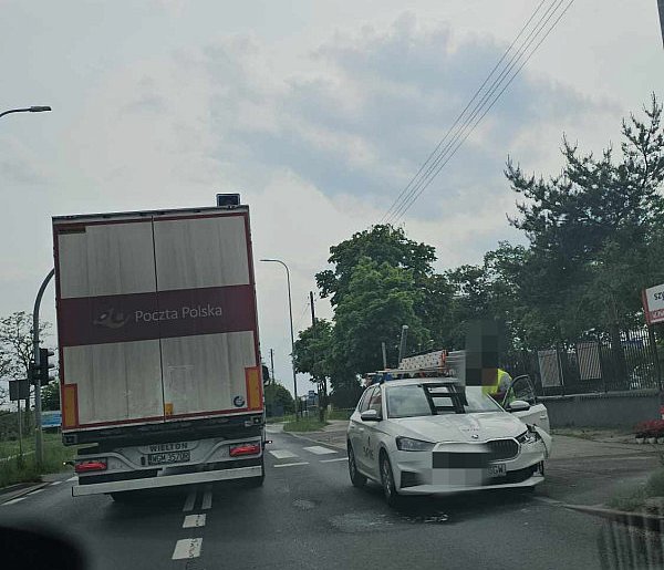 Skasowane auto, zniszczona latarnia. Spore utrudnienia w Toruniu-68014