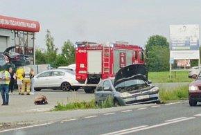 Dwa auta skasowane. Na miejscu policja, straż pożarna i karetka [FOTO]-68083