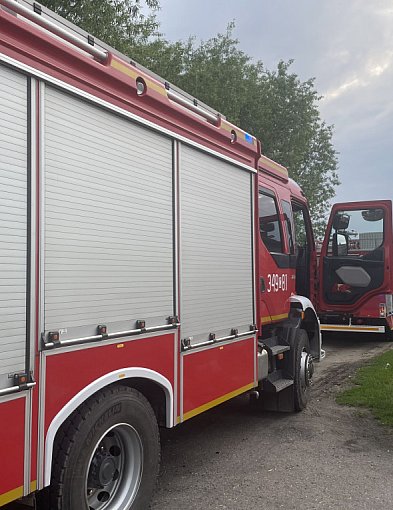 Mężczyzna wszedł na dach i groził, że skoczy. Na miejscu wszystkie służby-68065