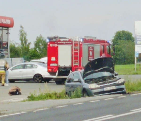 Dwa auta skasowane. Na miejscu policja, straż pożarna i karetka [FOTO]-68083
