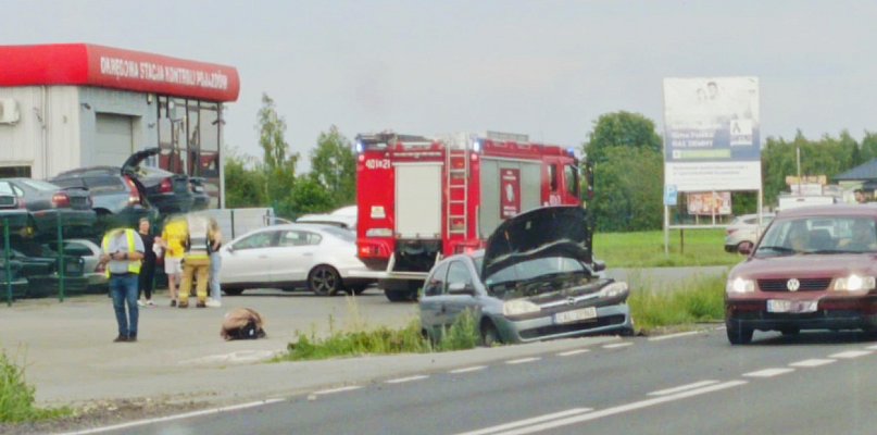Dwa auta skasowane. Na miejscu policja, straż pożarna i karetka [FOTO] - 68083
