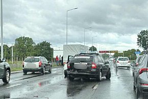 Fatalna seria na Szosie Lubickiej w Toruniu. Rozbiło się łącznie 6 pojazdów! -68220