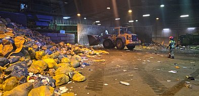 Toruń: Pożar w hali przyjęcia odpadów! Interweniowało 6 jednostek straży-68213
