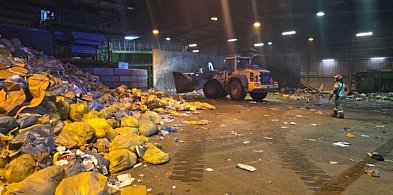 Toruń: Pożar w hali przyjęcia odpadów! Interweniowało 6 jednostek straży-68213