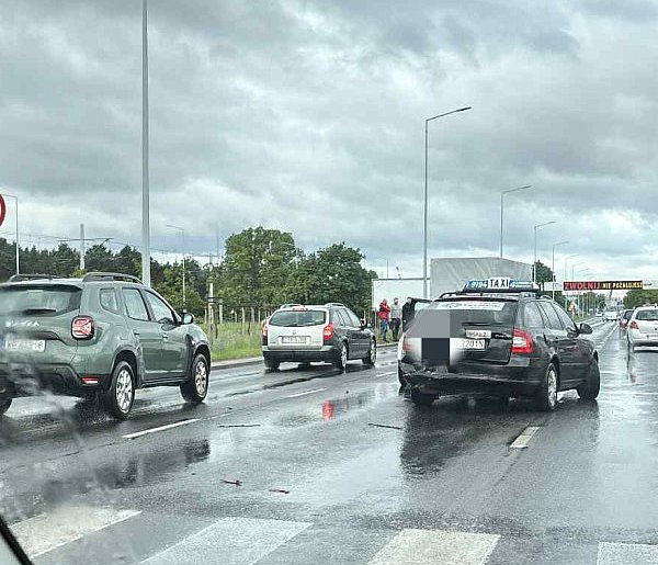 PILNE | Karambol na Szosie Lubickiej? Auta rozbite, są utrudnienia [FOTO]-68210