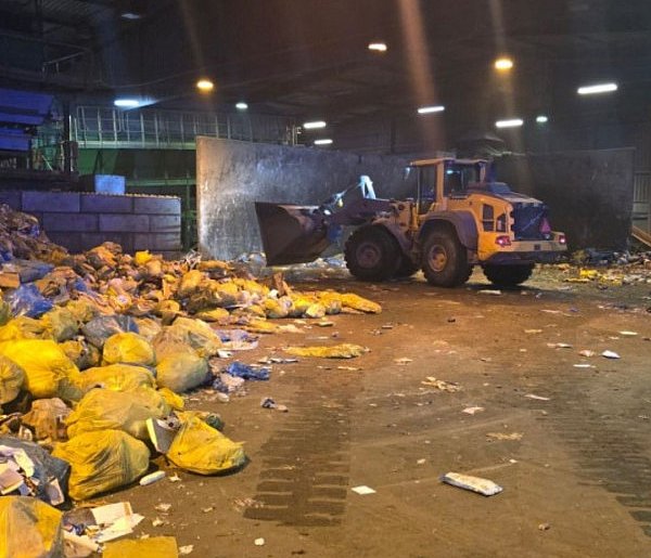 Toruń: Pożar w hali przyjęcia odpadów! Interweniowało 6 jednostek straży-68213