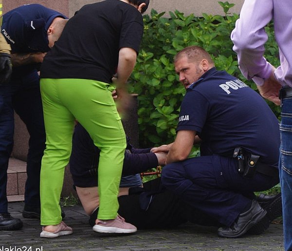 Płonący budynek, dym i butla z gazem. Nie zawahali się ani chwili-68255