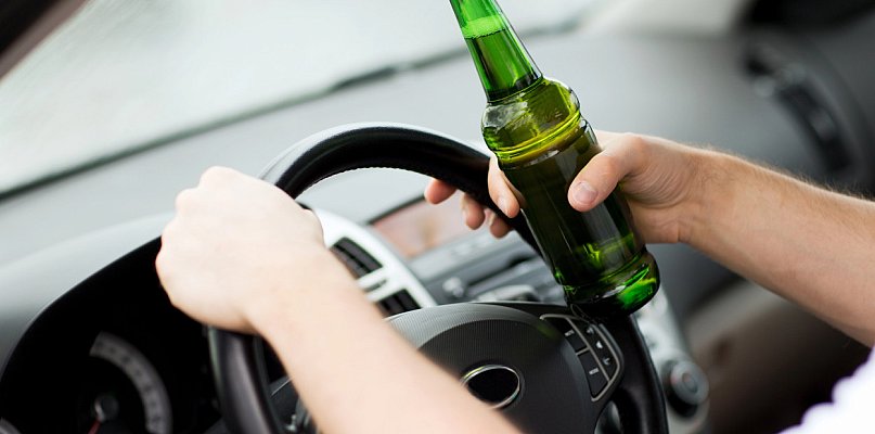 Wyszedł ze sklepu z piwem i wsiadł za kółko. Nie wiedział, kto go obserwuje - 68248