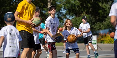 Słońce, koszykówka i dobra zabawa. Toruńska feta na medal! [FOTO]-68414