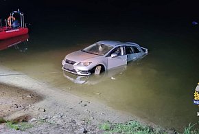 Toruń: Osobówkę musieli wyławiać z Wisły! Wezwano grupę nurków -68424