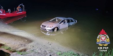 Toruń: Osobówkę musieli wyławiać z Wisły! Wezwano grupę nurków -68424