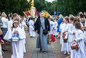Rubinkowo w kwiatach: Boże Ciało przy parafii Matki Bożej Królowej Polski [FOTO]-68575