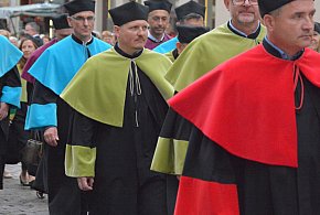 Zaskoczyli przechodniów w centrum Torunia. To nie była zwykła procesja [FOTO]-68698