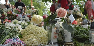 Park został obsypany kwiatami. Wszystkie przyniesiono dla Klaudii [FOTO]-69107