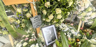 Poruszenie na cmentarzu w Kaszczorku. Grób dra Drojeckiego pod morzem kwiatów-69129