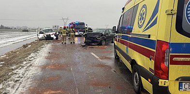 Gołoledź zebrała żniwo! Strażacy informują: droga jest całkowicie nieprzejezdna