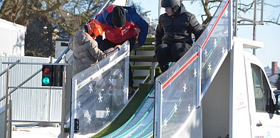 Zimowe szaleństwo w „Spożywczaku”. Mobilna skocznia hitem weekendu [FOTO]