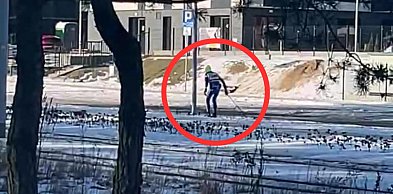 Szokujące nagranie z Torunia. Po chodniku jechał... na nartach [WIDEO]