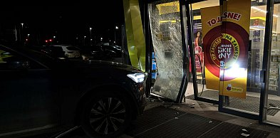 Toruń: Zakupy zostały przerwane. Kierowca wjechał samochodem w drzwi marketu