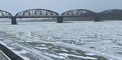 STAŁO SIĘ! Wisła w Toruniu zamarzła. Pierwszy raz od dekady! [FOTO]