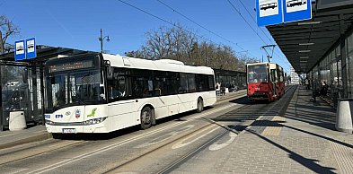 Ferie dzieci, kłopot dorosłych. Ruszyła petycja przeciwko feryjnemu rozkładowi MZK