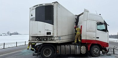Wypadek na A1. TIR wjechał w barierki. Straż publikuje zdjęcia [FOTO]