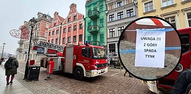 Z OSTATNIEJ CHWILI | Huk na starówce. Z kamienicy runął fragment elewacji