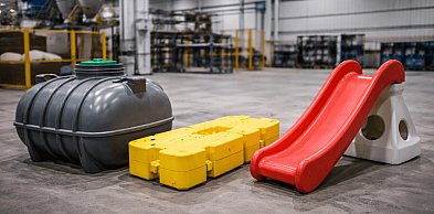 Od zbiorników po elementy designu – co dziś wytwarzają maszyny do rotoformowania?