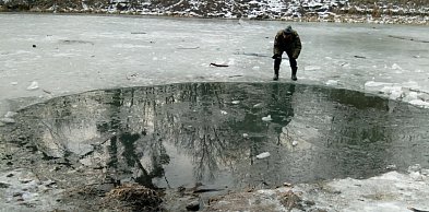 Martówka pod lodem. Ryb przybywa… ale martwych. Wędkarze: "To już dramat"