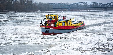 Spektakl na Wiśle w Toruniu. Lód pękał pod naporem potężnych jednostek [FOTO]