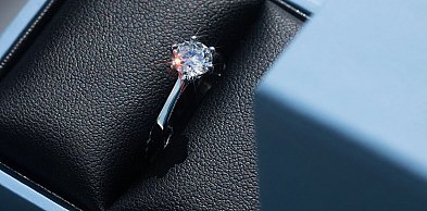 Piękne pierścionki zaręczynowe z kolorowymi kamieniami z oferty Aclari Diamonds -
