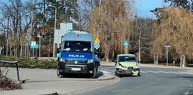 Zderzenie dwóch aut na jednym z kluczowych skrzyżowań. Policja na miejscu