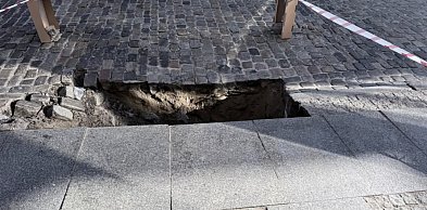 Zapadł się chodnik na starówce!? Czytelnik informuje o niebezpiecznej dziurze