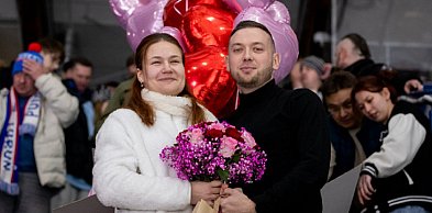 Kibice świadkami wyjątkowej chwili. Kwiaty, balony i pierścionek [FOTO]