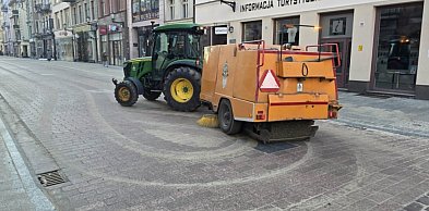 Setki ton piachu zostało po zimie w Toruniu! Co dzieje się z nim dalej?