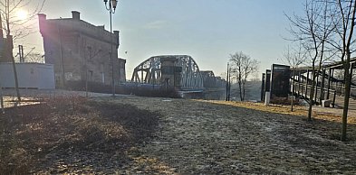 Pół miasta widziało ten samochód przy dworcu. W końcu ktoś podjął decyzję