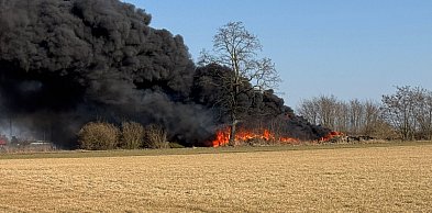 Ogień z płonących opon przeniósł się na dom. To było podpalenie [FOTO]