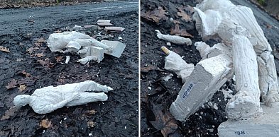 Ktoś urządził "wystawę" w lesie. "Zróbmy hałas. Niech śmieciarz nie śpi..."