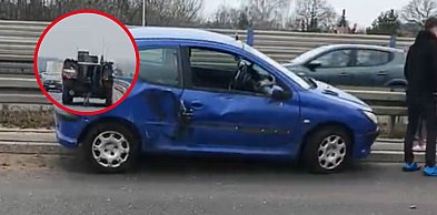 Osobówka zderzyła się z wojskowym kolosem. Niecodzienna sytuacja na moście