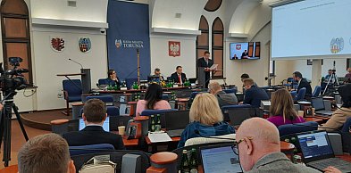 Pełna sala, długa lista spraw. Dziś radni mają pełne ręce roboty