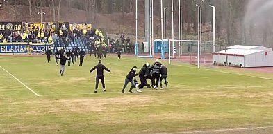 Burda na meczu Elany w Świnoujściu. Kibole wbiegli na murawę [WIDEO]